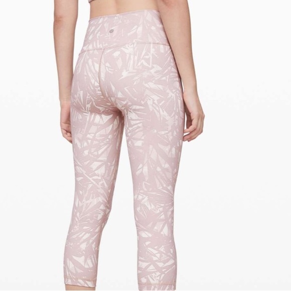 Lululemon Wunder Under Crop - Picture 2 of 5